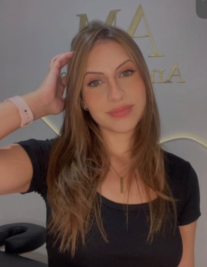 Ana Metzger no Excellence Ateliê, com logo ao fundo.
